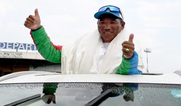 Sherpa yang dikenali sebagai 'Everest Man' selesai menawan puncak gunung tertinggi di dunia itu buat kali ke-31 hari ini. -Foto AFP