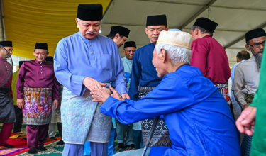 Yang Dipertuan Besar Negeri Sembilan Tuanku Muhriz Tuanku Munawir (tengah) berkenan menyantuni jemaah selepas menunaikan solat sunat Aidiladha di pekarangan Dewan Awam Tuanku Najihah, hari ini/BERNAMA