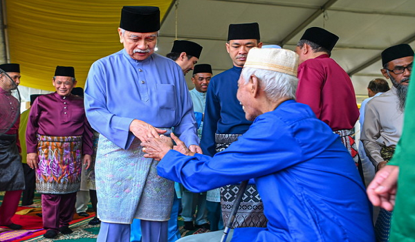 Yang Dipertuan Besar Negeri Sembilan Tuanku Muhriz Tuanku Munawir (tengah) berkenan menyantuni jemaah selepas menunaikan solat sunat Aidiladha di pekarangan Dewan Awam Tuanku Najihah, hari ini/BERNAMA