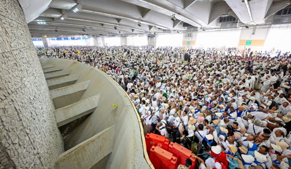 Jemaah haji menunaikan ibadah melontar di Jamrah Al-Aqabah hari ini.