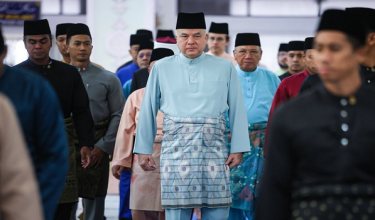 Sultan Perak Sultan Nazrin Shah berkenan berangkat menunaikan solat sunat Aidiladha di Masjid Negeri Perak hari ini
