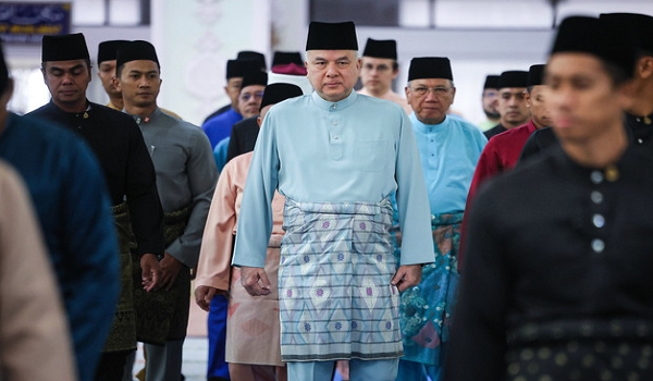 Sultan Perak Sultan Nazrin Shah berkenan berangkat menunaikan solat sunat Aidiladha di Masjid Negeri Perak hari ini
