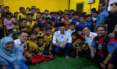 Perdana Menteri, Datuk Seri Anwar Ibrahim berharap Akademi Bola Sepak DNA Faisal Halim mampu lahirkan lebih banyak bakat muda untuk harumkan nama negara di pentas dunia./FB Anwar Ibrahim