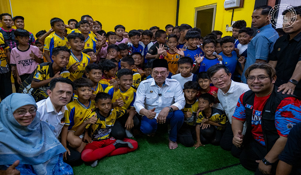 Perdana Menteri, Datuk Seri Anwar Ibrahim berharap Akademi Bola Sepak DNA Faisal Halim mampu lahirkan lebih banyak bakat muda untuk harumkan nama negara di pentas dunia./FB Anwar Ibrahim