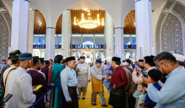 Sultan Selangor Sultan Sharafuddin Idris Shah bersama Raja Muda Selangor Tengku Amir Shah berkenan bersalaman dengan jemaah selepas menunaikan solat sunat Aidiladha di Masjid Sultan Salahuddin Abdul Aziz Shah hari ini/BERNAMA