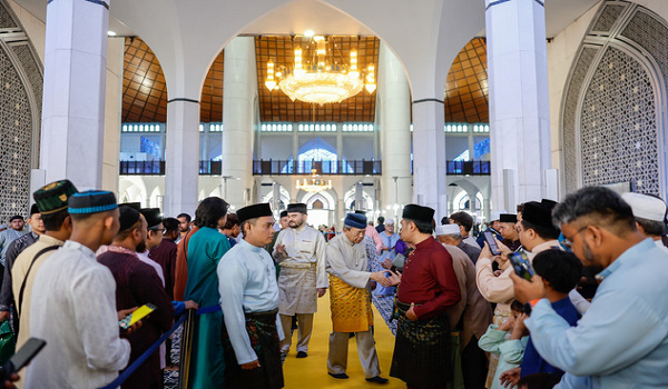 Sultan Selangor Sultan Sharafuddin Idris Shah bersama Raja Muda Selangor Tengku Amir Shah berkenan bersalaman dengan jemaah selepas menunaikan solat sunat Aidiladha di Masjid Sultan Salahuddin Abdul Aziz Shah hari ini/BERNAMA