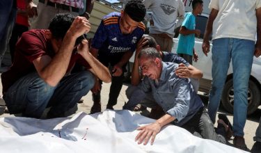 Tangisan mengiringi pengebumian mangsa serangan udara Israel di Deir al-Balah, Gaza/Foto REUTERS