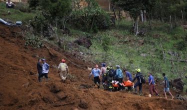Komuniti setempat dan pasukan penyelamat mengangkat mayat dari kawasan tanah runtuh di Bello, Colombia pada 25 Jun lalu/Foto REUTERS