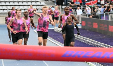 Faith Kipyegon (kanan) beraksi dalam acara khas “Breaking4” di Stade Charlety, Paris pada 26 Jun 2025, dalam usaha mencipta sejarah sebagai wanita pertama menamatkan larian sejauh satu batu dalam masa bawah empat minit / AFP