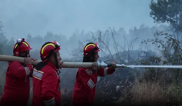 Operasi pemadaman turut melibatkan beberapa jentera dan pasukan bomba tempatan.