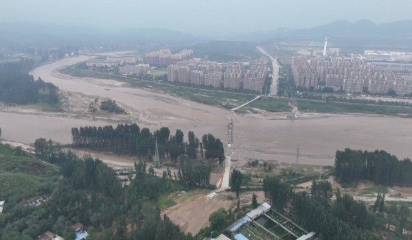 Hujan lebat berterusan di China menyebabkan 17 sungai utama negara itu melepasi paras bahaya. - Foto REUTERS