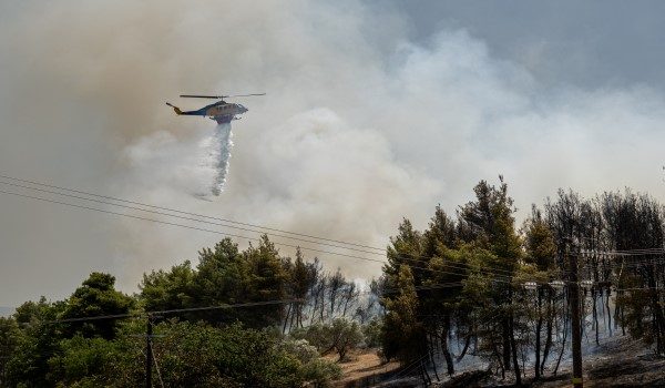 Usaha padam kebakaran hutan di beberapa wilayah Greece dipertingkat dengan bantuan pesawat dan helikopter pemadam. - Foto AFP