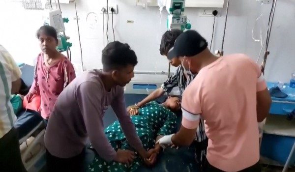 Lapan orang dilaporkan maut manakala 15 lagi cedera dalam insiden rempuhan di sebuah kuil di Uttarakhand, India. - Foto REUTERS