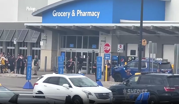 Polis, pasukan kecemasan berkumpul di luar Walmart di Traverse City, Michigan.