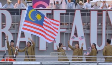 Kontinjen yang mewakili Malaysia pada upacara pembukaan rasmi Olimpik Paris 2024 memakai busana berwarna keemasan rekaan Rizman Ruzaini
