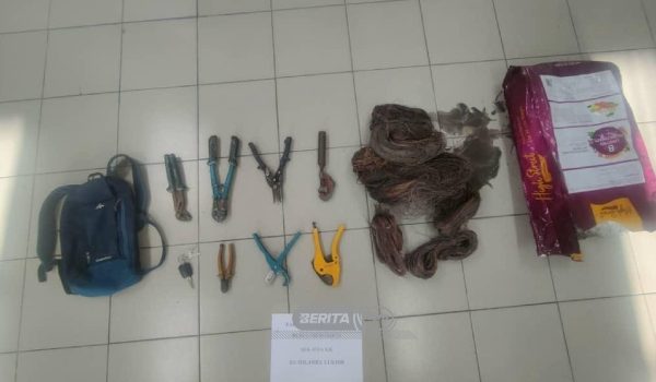 Beberapa peralatan dirampas, disyaki digunakan untuk memotong kabel