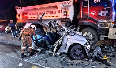 Kereta remuk selepas terbabit dalam kemalangan dengan sebuah lori lima tan di Jalan Sepanggar, Kota Kinabalu, awal pagi tadi/Foto Bomba Sabah