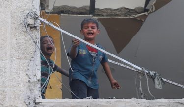 Dua kanak-kanak Palestin dilihat dalam keadaan menangis dan trauma di sebuah rumah yang musnah akibat serangan udara Israel di bandar Gaza/ Foto REUTERS