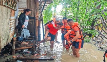 Kira-kira 400,000 penduduk dipindahkan akibat Taufan Tropika Bualoi. Foto AFP