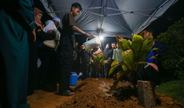 Jenazah anggota Maritim Malaysia, Allahyarham Laskar Kanan Maritim (Teknikal) Mohd Roshaimi Mohd Ridzuan selamat dikebumi
