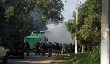 Polis antirusuhan menggunakan gas pemedih mata dan semburan air untuk menyuraikan protes pembangkang yang menuntut peralihan politik di Garoua, Cameroon/ REUTERS