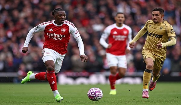 Pemain tengah Arsenal, Eberechi Eze (kiri) mengawal bola pada aksi Liga Perdana Inggeris menentang Crystal Palace di Stadium Emirates, London/ AFP