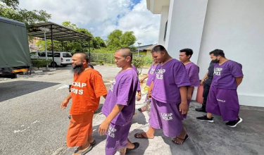 Enam individu termasuk seorang ahli perniagaan bergelar Datuk dihadapkan di Mahkamah Sesyen Besut atas pertuduhan melakukan khianat/Foto RTM