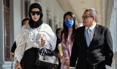 Datuk A.Aida atau nama sebenarnya Datuk Zaidah Awang (kiri) hadir ke mahkamah mengenai kes saman A.Aida Production Sdn Bhd terhadap pelakon Amelia Henderson berhubung pelanggaran kontrak /FOTO BERNAMA