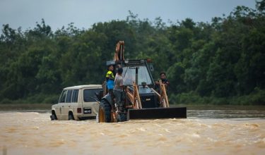 Jentera korek kaut digunakan untuk menarik pacuan empat roda yang terkandas ditengah jalan raya yang dilimpahi air di Jalan Padang Kelupang, Machang/ BERNAMA