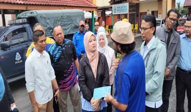 Fadhlina ketika meninjau dan menyantuni penduduk terjejas banjir di PPS SK Changkat Jawi/Foto RTM