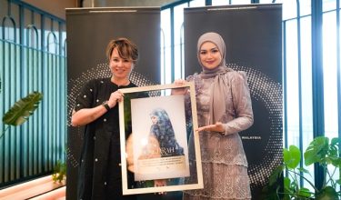 Siti Nurhaliza (kanan) dalam majlis pelancaran single terbaharu berjudul "Sejarah"