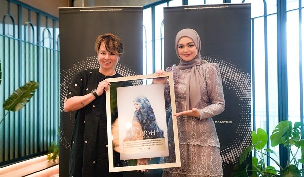 Siti Nurhaliza (kanan) dalam majlis pelancaran single terbaharu berjudul "Sejarah"