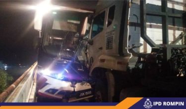 Seramai 30 penumpang berdepan detik cemas selepas bas ekspres dinaiki terlibat dalam kemalangan dengan sebuah lori treler/ IPD ROMPIN