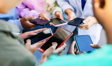 MCPF Kedah menggesa Kementerian Pendidikan serta pihak berkaitan supaya memastikan pelajar tidak membawa peranti peribadi, termasuk telefon bimbit, ke asrama dan sekolah masing-masing/Foto Hiasan