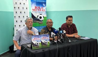 Bekas ketua jurulatih Selangor FC, Nidzam Jamil (kanan) menghadiri pelancaran buku Bola Mental karya bekas pemain kebangsaan, Rosli Hussein, di Universiti Malaya