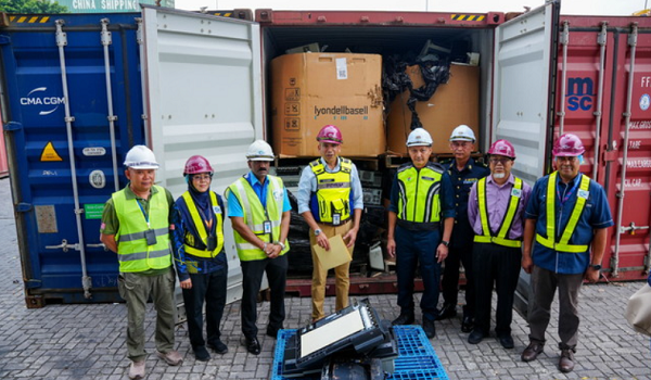 Komander Agensi Kawalan dan Perlindungan Sempadan Malaysia (AKPS) Pelabuhan Klang, Datuk Nik Ezanee Mohd Faisal (empat, kiri) melihat barangan sisa elektronik (e-waste) yang dibawa masuk ke dalam negara di tapak gudang CFS4, Pelabuhan Barat hari ini.