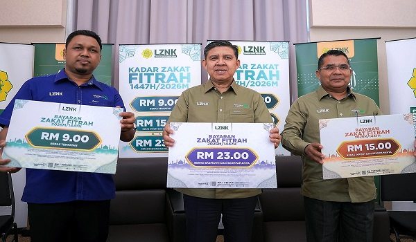 ALOR SETAR, 27 Jan -- Pengerusi Lembaga Zakat Negeri Kedah (LZNK) Datuk Seri Norizan Khazali (tengah) menunjukkan kadar zakat fitrah negeri Kedah bagi tahun 1447H/2026M sebanyak RM9, RM15 dan RM23 pada Majlis Pengumuman Kadar Zakat Fitrah Kedah di Dewan Insaniah, di sini hari ini.

--fotoBERNAMA (2026) HAK CIPTA TERPELIHARA