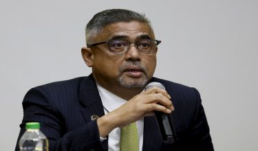 Setiausaha Agung Persatuan Bola Sepak Malaysia (FAM), Datuk Noor Azman Rahman ketika sidang media selepas menghadiri Mesyuarat Khas Jawatankuasa Eksekutif FAM di Wisma FAM, Kelana Jaya di sini, hari ini/ BERNAMA