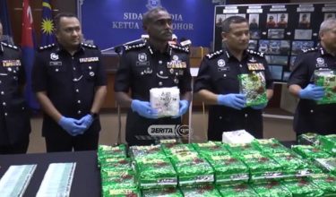 Komisioner M. Kumar S. Muthuvelu menunjukkan dadah-dadah yang dirampas pada satu sidang media hari ini