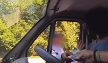 Tangkap layar video tular menunjukkan anggota polis trafik menyaman dan menawarkan bayaran saman terhadap pasangan warga United Kingdom