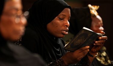 Muslim worshipper reads the Koran as she waits to attend Friday prayers during the holy fasting month of Ramadan at the Lagos Central Mosque in Lagos, Nigeria, February 20, 2026. REUTERS/Sodiq Adelakun