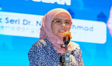 Menteri Perladangan dan Komoditi, Datuk Seri Dr Noraini Ahmad berucap pada Majlis Perhimpunan Bulanan dan Majlis Berbuka Puasa Kementerian Perladangan dan Komoditi/ BERNAMA