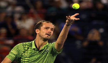 Daniil Medvedev dari Rusia beraksi ketika perlawanan separuh akhir menentang Felix Auger-Aliassime dari Kanada di Kejohanan Tenis Dubai/ REUTERS