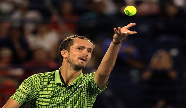 Daniil Medvedev dari Rusia beraksi ketika perlawanan separuh akhir menentang Felix Auger-Aliassime dari Kanada di Kejohanan Tenis Dubai/ REUTERS