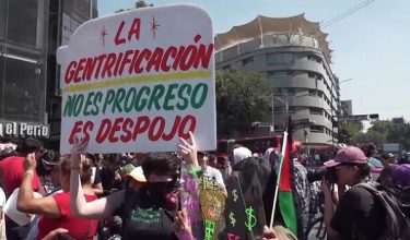Penduduk Mexico City berhimpun bagi membantah kenaikan kadar sewa perumahan menjelang Piala Dunia 2026/ REUTERS