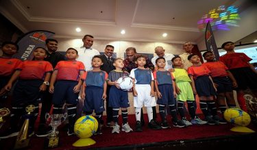 TAPAH, 28 Mac -- Timbalan Presiden MIC Datuk Seri M. Saravanan yang juga Ahli Parlimen Tapah beramah mesra bersama pemain-pemain bola pada Majlis Meraikan Anak-Anak Pelatih Kelab Bola Sepak Bintang Juara dan Bekas Pemain Bola Sepak Negara malam semalam.

--fotoBERNAMA (2026) HAK CIPTA TERPELIHARA