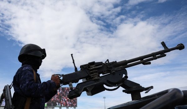 Anggota polis Houthi berkawal dengan senjata api automatik ketika perhimpunan solidariti menyokong Iran di Sanaa, Yaman/Foto REUTERS
