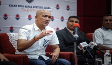 TAPAH, 28 Mac -- Bekas pemain bola sepak negara, Indera Putra Mahayuddin bercakap kepada media selepas hadir pada Majlis Meraikan Anak-Anak Pelatih Kelab Bola Sepak Bintang Juara dan Bekas Pemain Bola Sepak Negara malam semalam.

--fotoBERNAMA (2026) HAK CIPTA TERPELIHARA