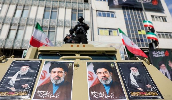 Imej Pemimpin Tertinggi Iran baharu, Mojtaba Khamenei dan mendiang Ayatollah Ali Khamenei dipamerkan pada perhimpunan di Tehran/Foto REUTERS