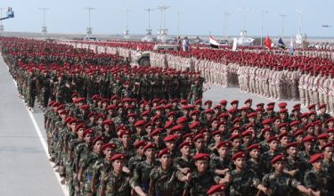 Gambar fail anggota tentera Houthi berarak dalam perarakan ketenteraan di bandar pelabuhan Laut Merah, Hodeida, Yaman/REUTERS